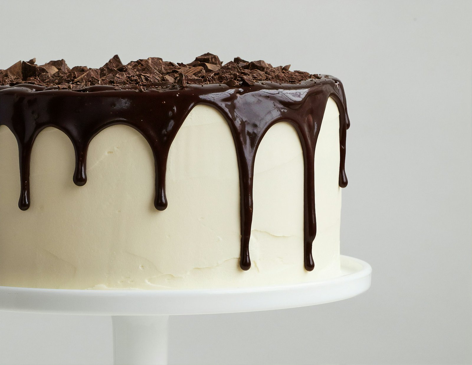 Bolo artesanal com cobertura de chocolate